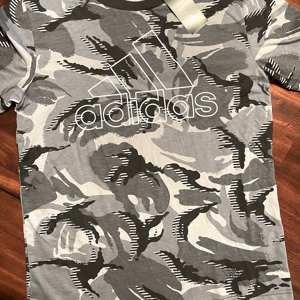 ADIDAS Boys T-shirt NWT Size 14-16